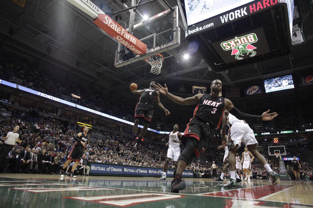 博狗体育-致敬经典！马尔卡宁和穆里宁二人复刻詹韦连线世界名画